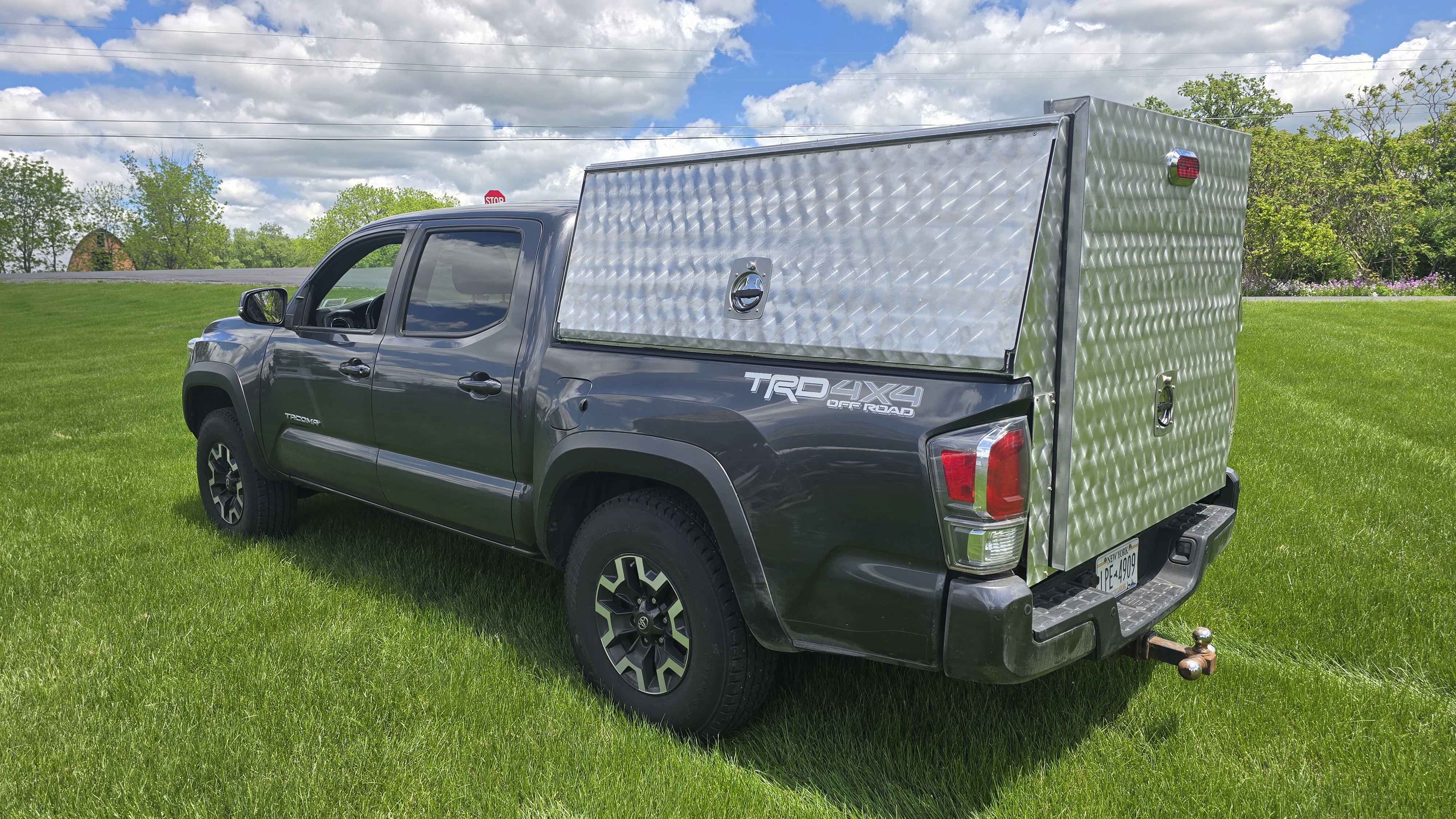Aluminum vs. Fiberglass Truck Bodies | Which Is Better? | Stonewell